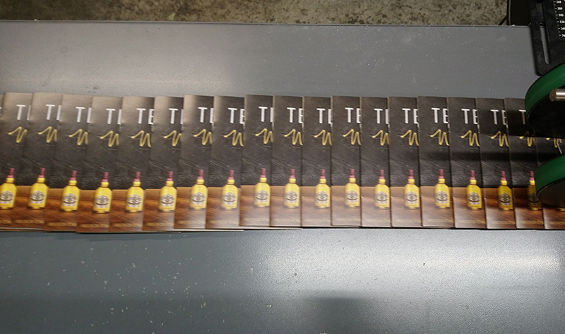 Table de reception d'une brochure en 2 points métal